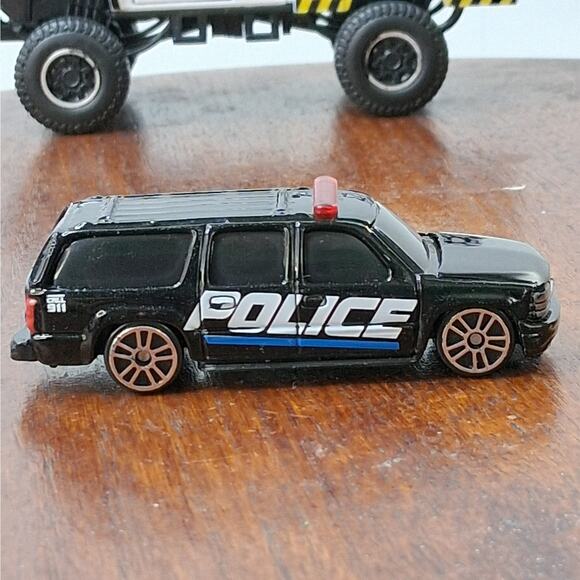 Maisto Diecast 8 Piece Car & Truck Lot Garbage Pickup Trucks - Picture 7 of 16